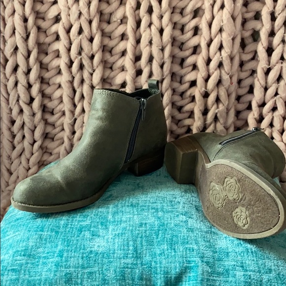 Fall Olive Booties 🍂 - Picture 2 of 2